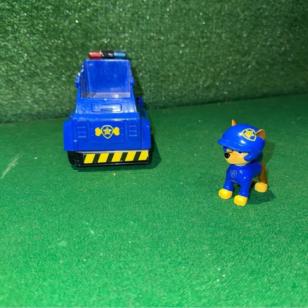 Paw Patrol Ultimate Rescue Ultimate Police Cruiser Exclusive Vehicle & Figure